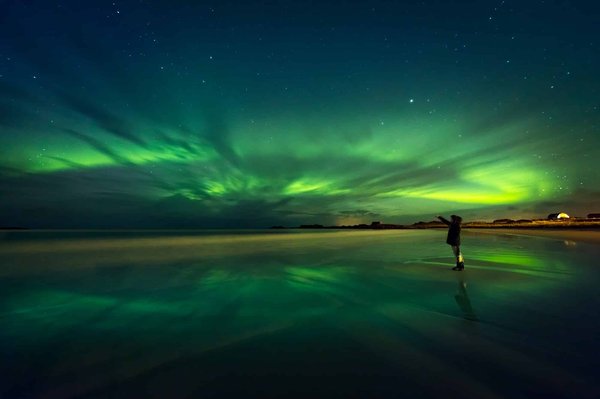 What are the best budget-friendly ways to experience the Northern Lights in Scotland?