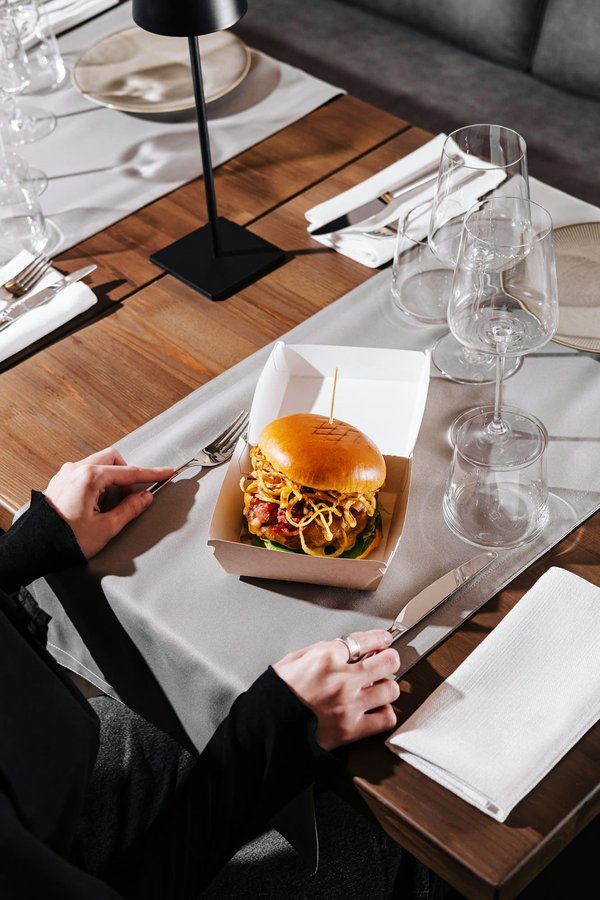 How should tourists dress for a formal night at the Royal Opera House in Covent Garden?